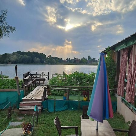 Lakeside Homestay Srinagar Exterior photo
