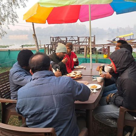 Lakeside Homestay Srinagar Exterior photo