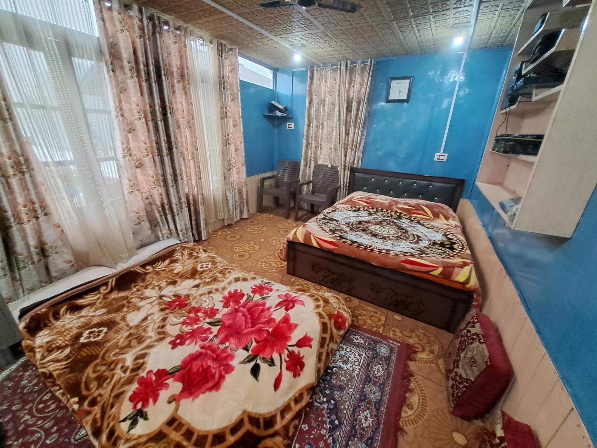 Lakeside Homestay Srinagar Exterior photo