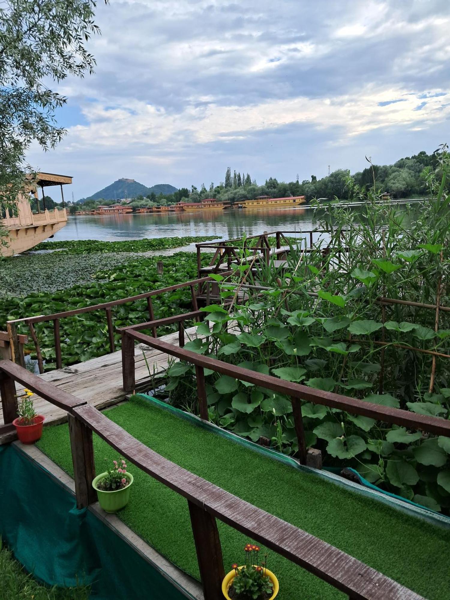 Lakeside Homestay Srinagar Exterior photo